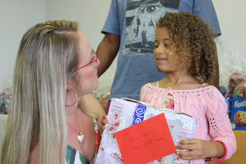 A professora Gláucia Rosalina entregou à menina Clara, filha do terceirizado em segurança Edson Rodrigues, brinquedo adquirido com recursos do Bazar da Modelagem